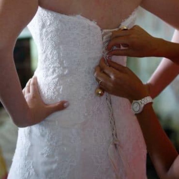 Wedding dress: professionally cleaned + stored - Picture 5 of 10